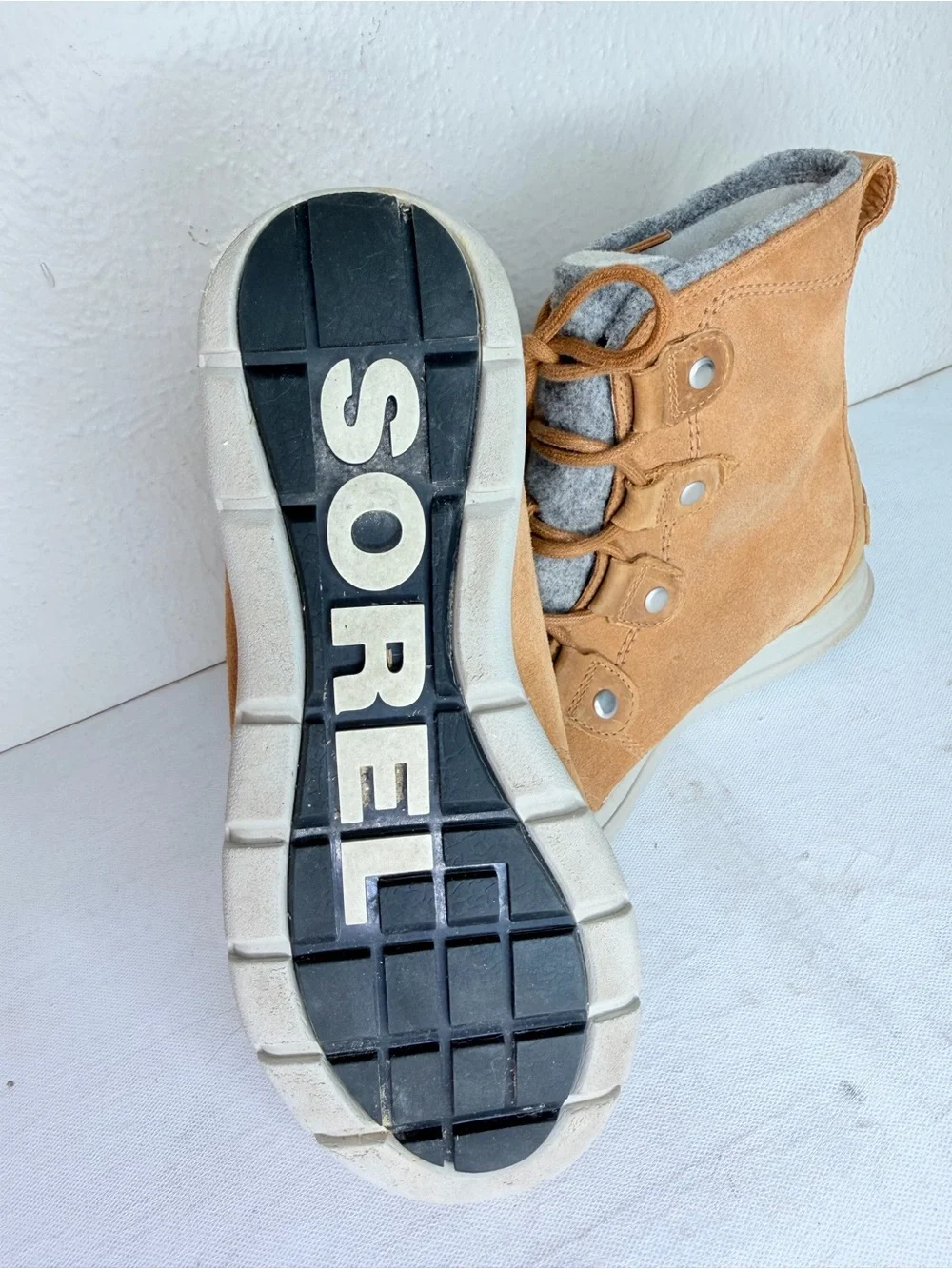 Sorel Joan tan leather gray felt ankle boot